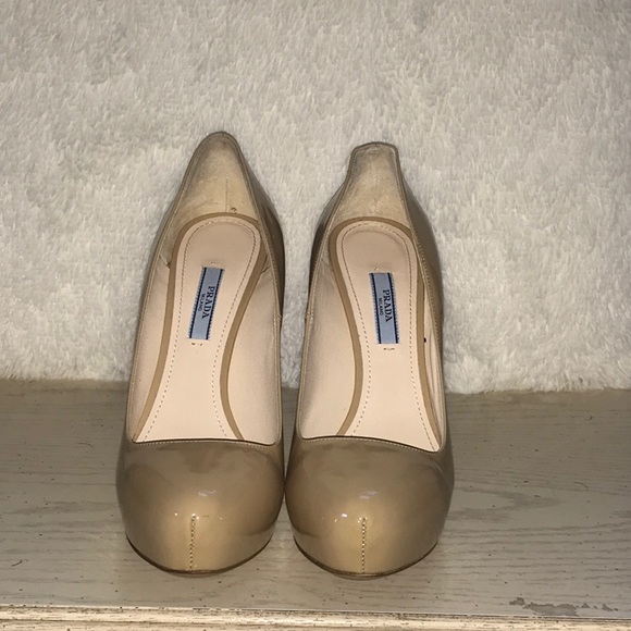 PRADA. Cream Patent leather platform pump - Picture 2 of 8